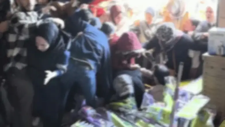 İndirimli satışta büyük rezalet: Birbirlerini ezdiler