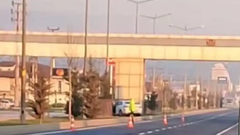 İnegöl'de üst geçide çarparak durabildi!