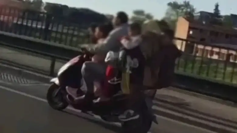 İnegöl'de inanılmaz görüntü! Motosiklete 6 kişi bindiler