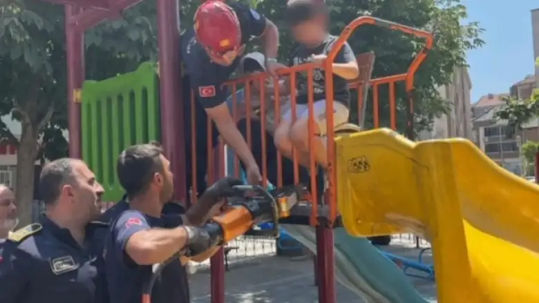 Küçük Çocuğun İmdadına İtfaiye Yetişti