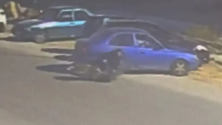 Motosiklet ile otomobil çarpıştı: Kaza anı kameraya yansıdı