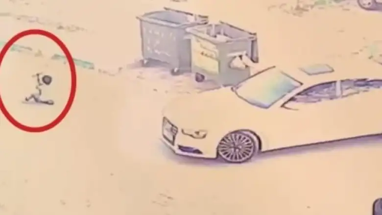 Otomobil 4 yaşındaki çocuğun üzerinden böyle geçti
