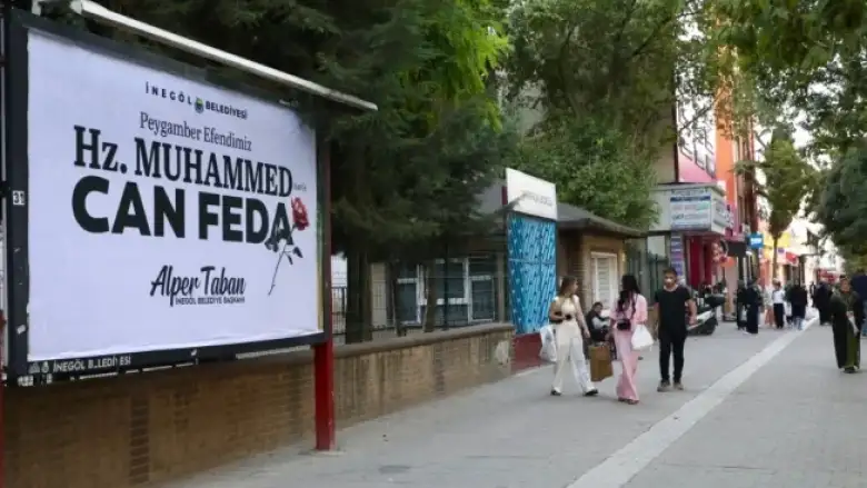 İnegöl'de bilbordlara asıldı "Hz.Muhammed (SAV)'e can feda"