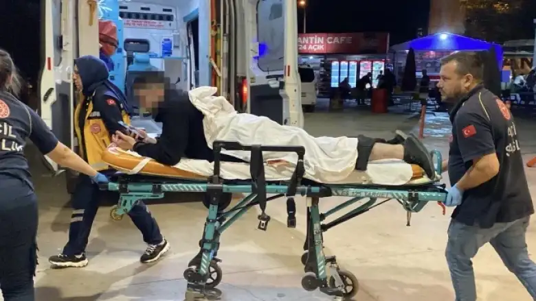 Kavgayı ayırmak isterken bıçaklandı