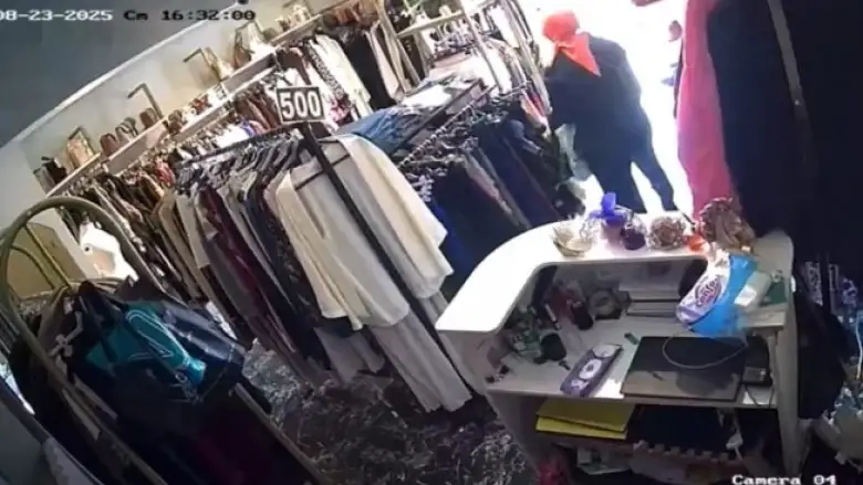 Geldi, kendi malı gibi aldı gitti! İnegöl'deki hırsızlık anı kamerada