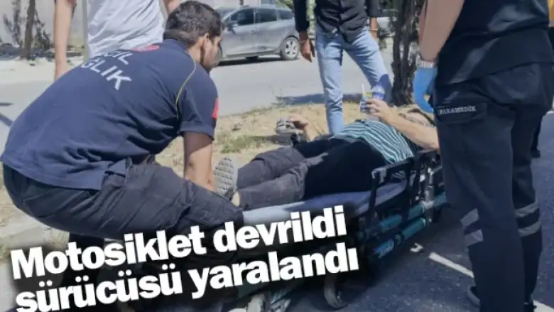 Motosiklet devrildi, sürücüsü yaralandı