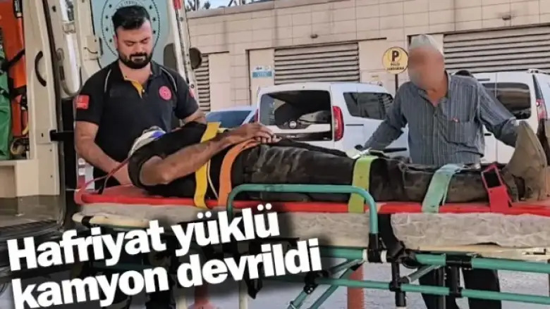 Hafriyat yüklü kamyon devrildi