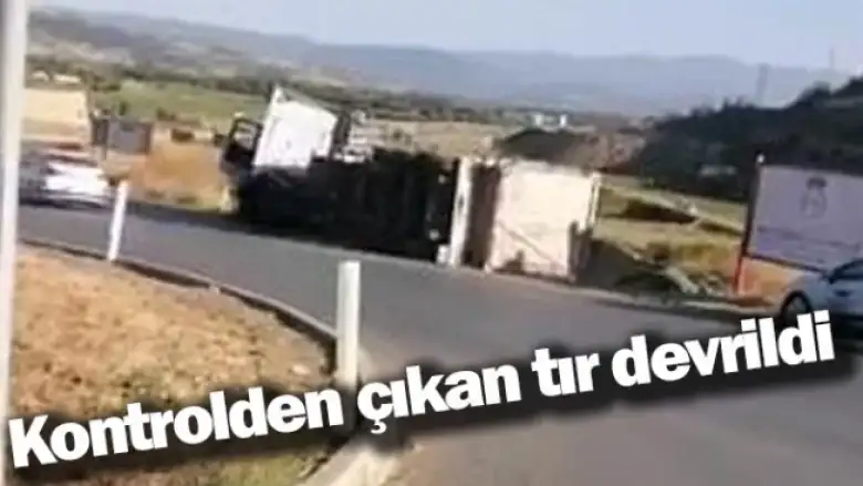 Kontrolden çıkan tır devrildi