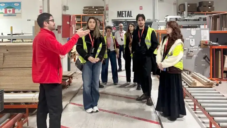 GENÇ TASARıMCıLAR ÇİLEK’TE: HAYALİN ÜRÜNE DÖNÜŞTÜĞÜ SÜRECİ YERİNDE GÖZLEMLEDİLER