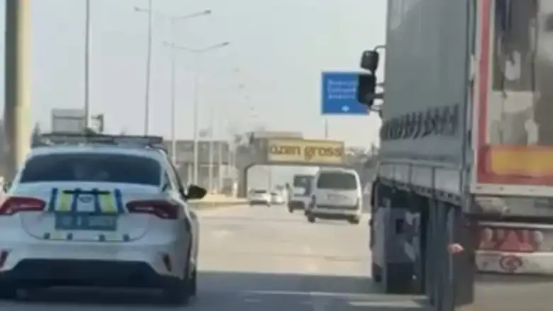 'Dur' İhtarına Uymayan Sürücüye Polis Silah Çekti... O Anlar ...