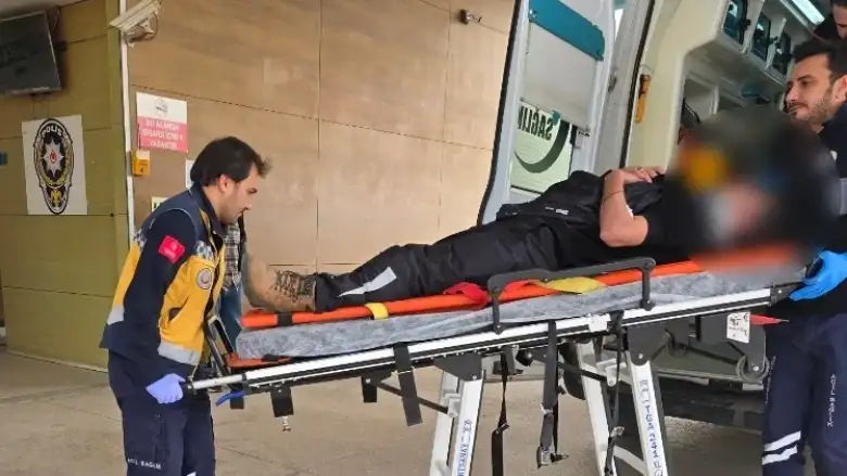 Otomobille çarpışan motokurye yaralandı