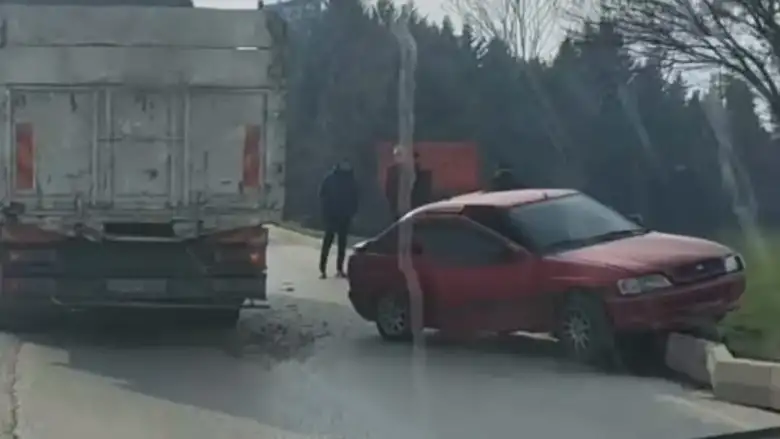 Kontrolden çıkan otomobil refüje çarptı