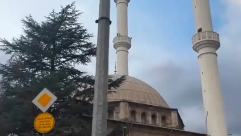 Minareye çıkan şahsı polis ikna etti