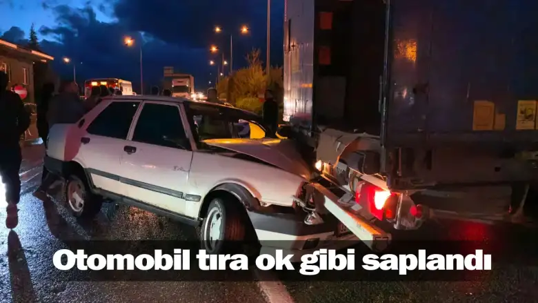 Otomobil tıra ok gibi saplandı