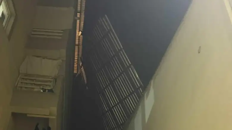 İnegöl'de lodos çatıyı uçurdu!