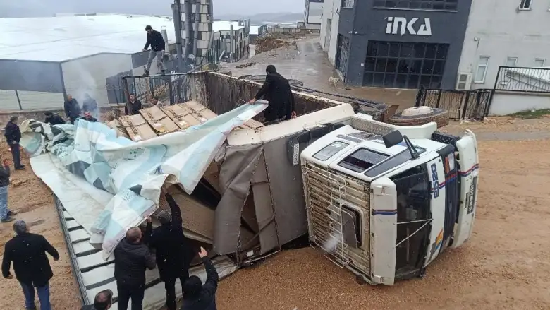 İnegöl'de sunta yüklü kamyon devrildi