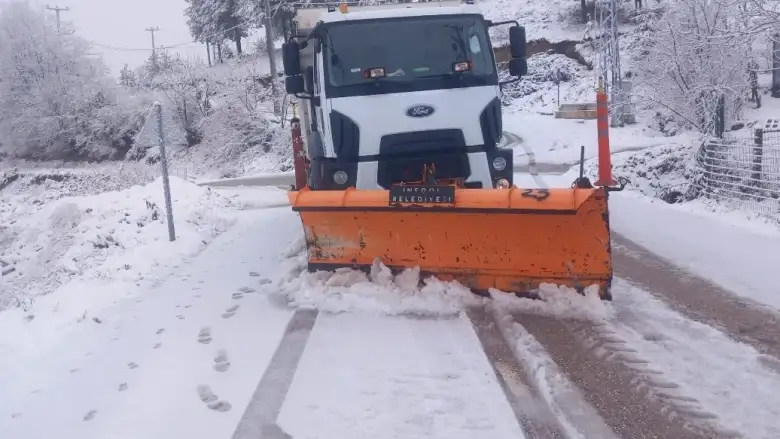 İnegöl Belediyesi Karla Mücadele Çalışmalarını Aralıksız Sürdürüyor
