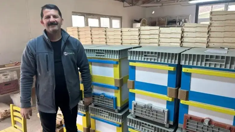 Rengarenk arı kovanları üretiyor