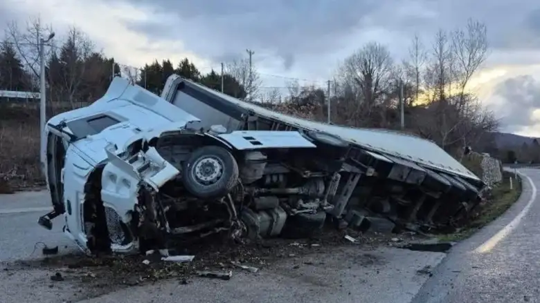 İnegöl'de tır devrildi: Sürücü yaralandı!