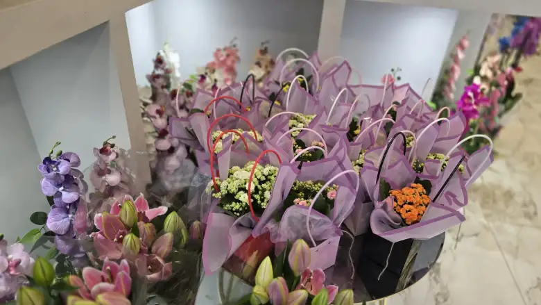 İnegöl'de çiçekçilerde Sevgililer Günü mesaisi başladı