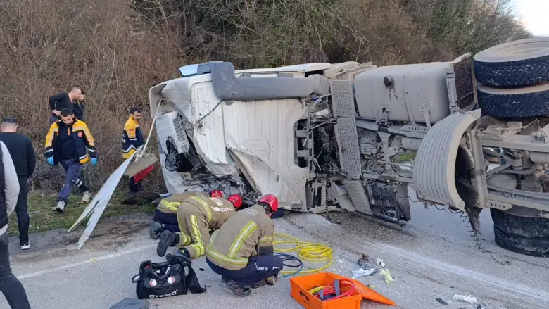 İnegöl'de beton mikseri devrildi