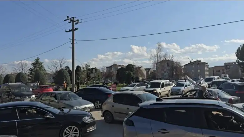 İnegöl'de Alışveriş Çilesi: Yetersiz Otopark Trafiği Kilitledi