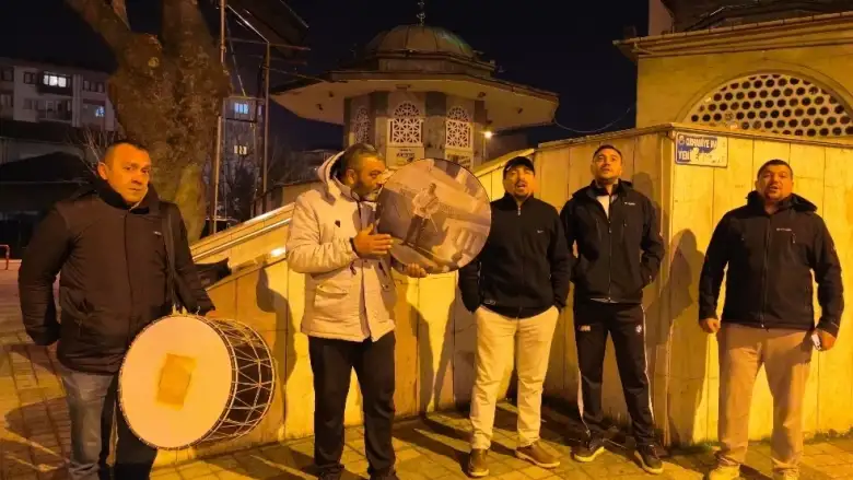 İnegöl’de İlahi Ekibi Vatandaşları Sahura İlahiyle Kaldırıyor