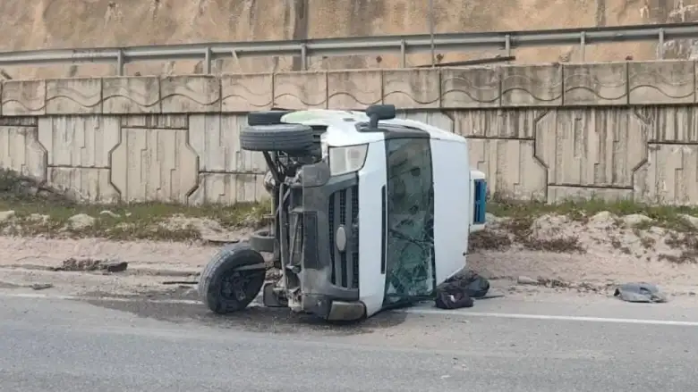 Kontrolden çıkan minibüs takla attı!