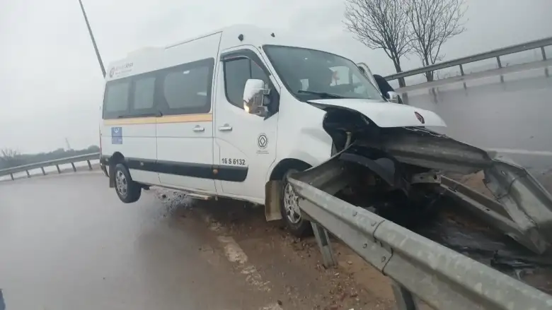 İnegöl'de minibüs bariyere saplandı