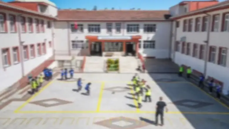 Okul önlerinde en az 2 polis nöbet tutacak