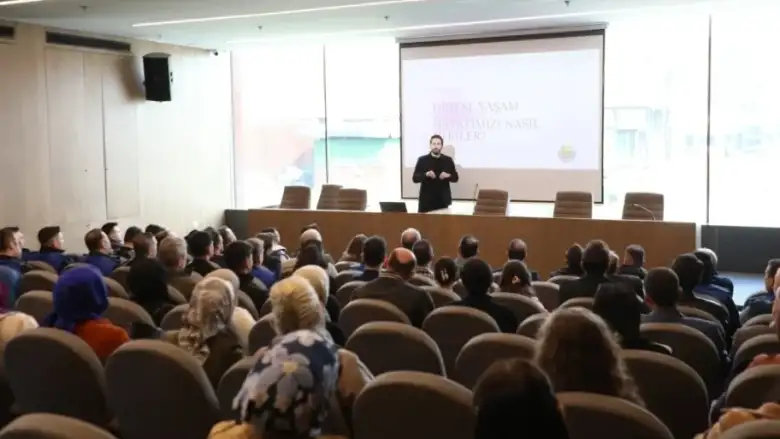 İnegöl Belediyesi’nden Personeline “Sağlıklı Dijital Yaşam Ve Ekran Kullanımı Yönetimi” Eğitimi