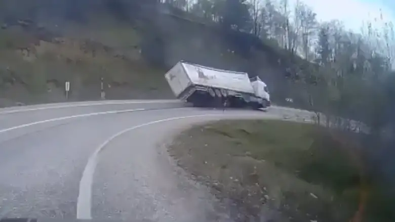 İnegöl'de tırın devrilme anı kameralarda