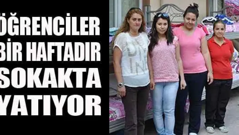 Öğrenciler Bir Haftadır Sokakta Yatıyor