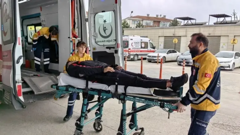 Devrilen motosiklet sürücüsü yaralandı