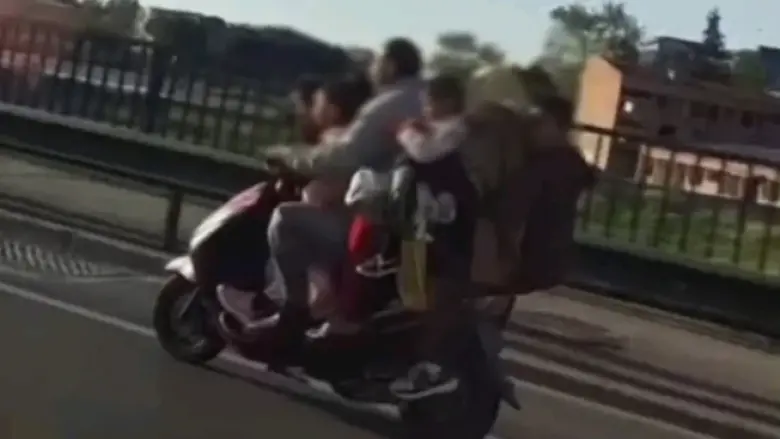 İnegöl'de inanılmaz görüntü! Motosiklete 6 kişi bindiler