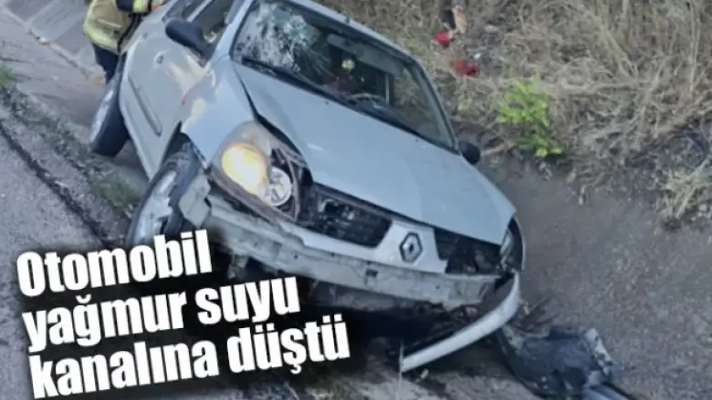 Otomobil yağmur suyu kanalına düştü