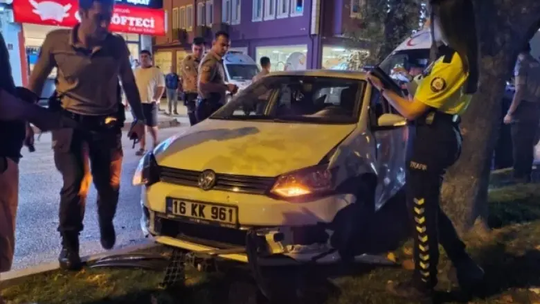 Kontrolden çıkan otomobil önce kamyonete ...