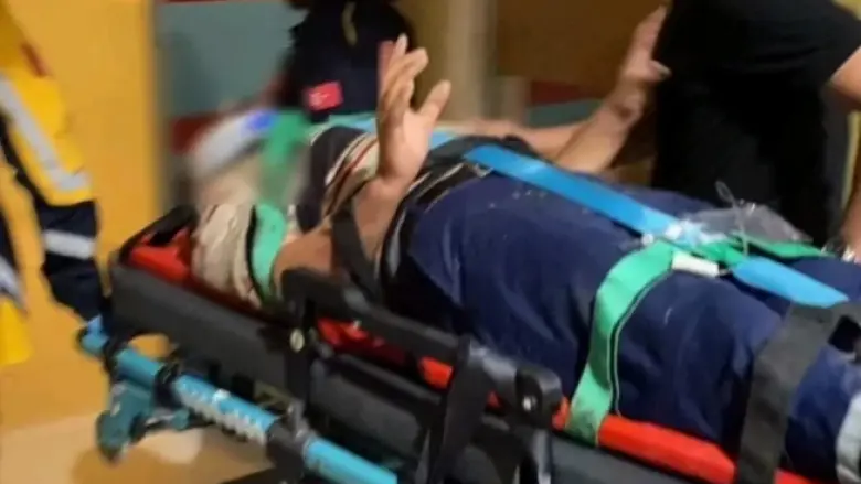 Traktör devrildi; sürücüsü yaralandı