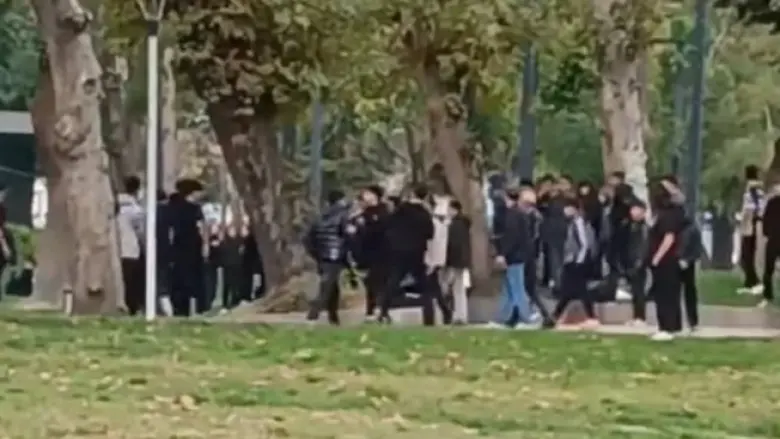 Öğrenciler sokak ortasında birbirine girdi!