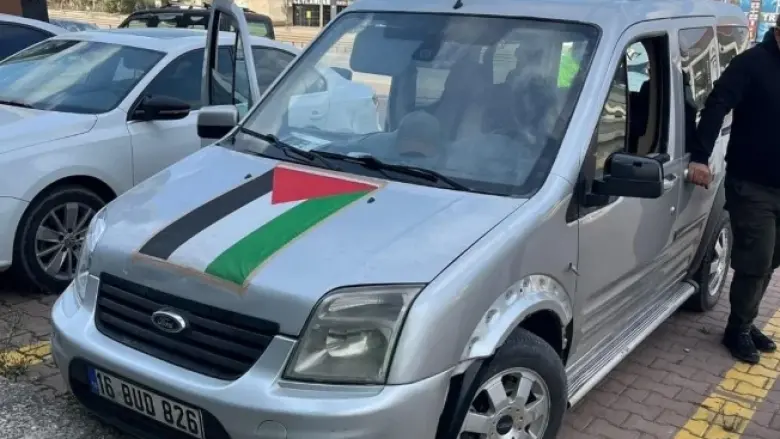 Filistin bayrağı astığı aracıyla alkol alarak seyretti 