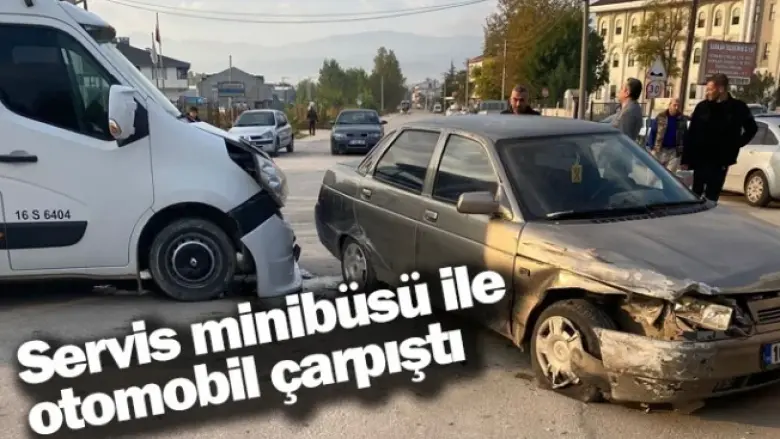 Servis minibüsü ile otomobil çarpıştı