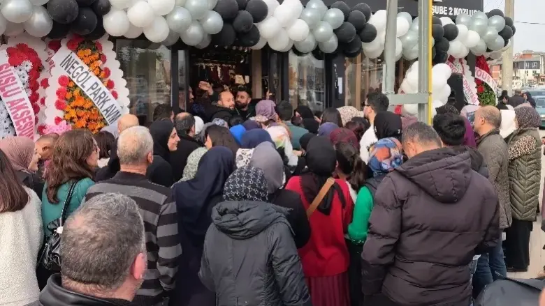 İnegöl’de Mağaza Açılışında İzdiham