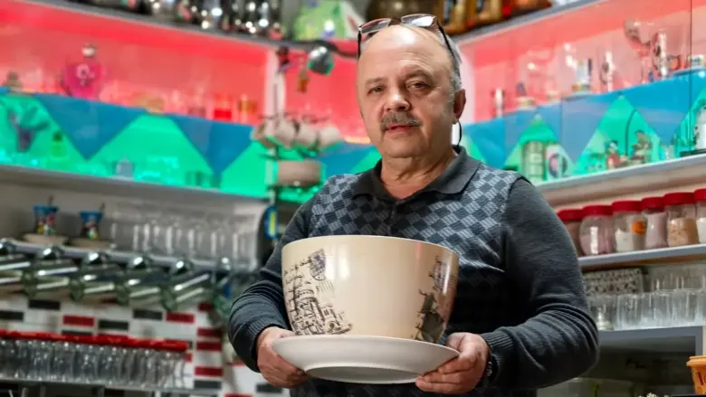 İnegöl'de bu kahveye gelenler şakayla karşılanıyor