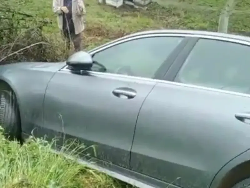 Otomobil şarampole yuvarlandı!