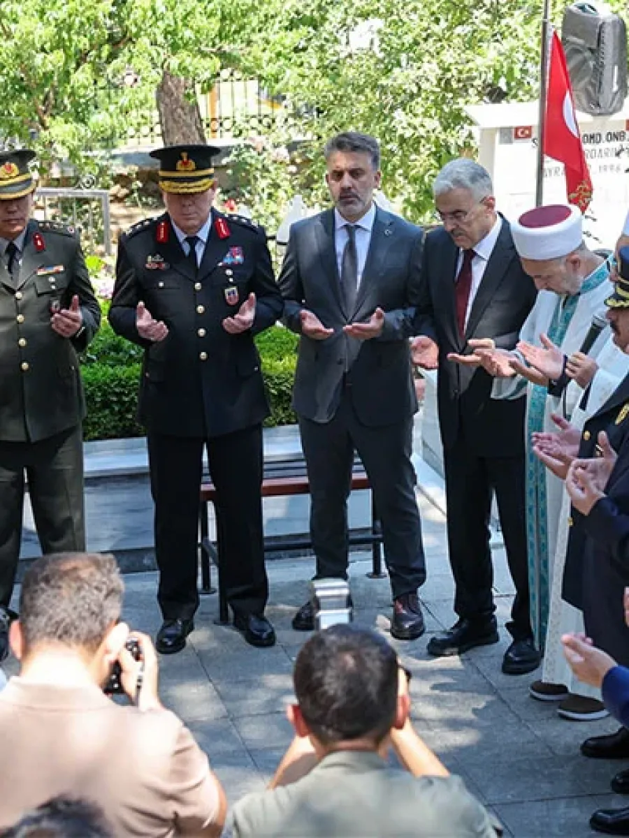 Bursa’da 15 Temmuz programı şehitler anması ile başladı