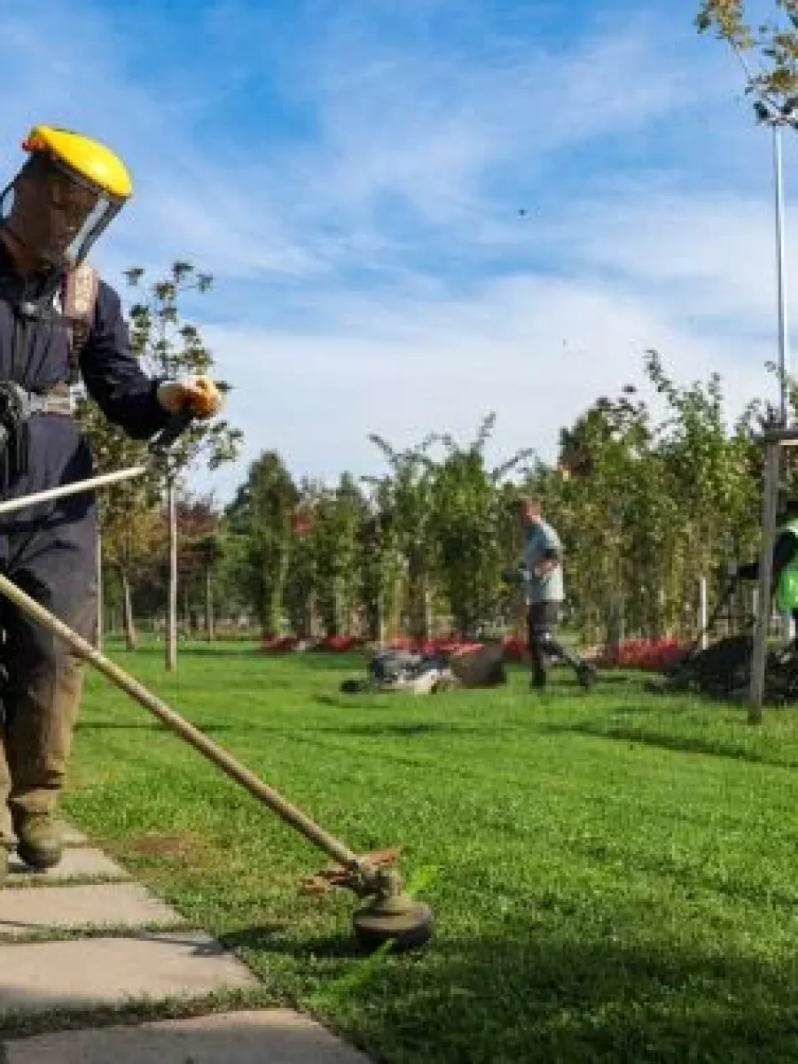 Büyükşehir’den park ve bahçelere düzenli bakım