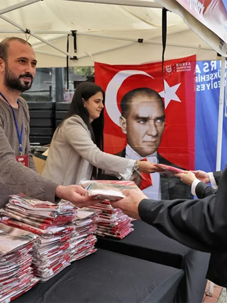 Büyükşehir'den Cumhuriyet Bayramı'na özel Türk bayraklı Atatürk posteri