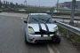 Otomobil bariyerlere çarptı