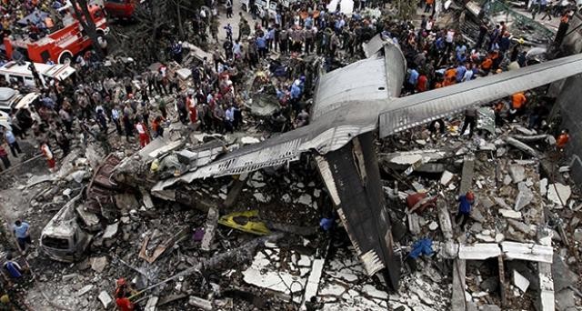 Endonezya'da askeri uçak düştü: 116 ölü
