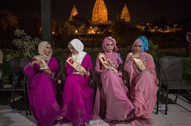 10 Fotoğrafta Müslüman Güzellik Yarışması Rezilliği
